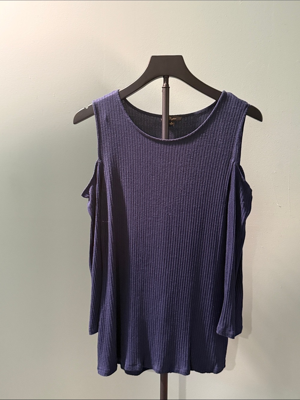 Cupio Navy Cold-Shoulder Ribbed Tunic Top